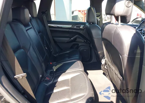 2016 Porsche Cayenne z USA, uszkodzony, nr VIN WP1AA2A27GLA01974